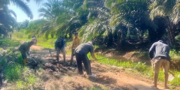 Babinsa Koramil 0908-02/Muara Badak Gotong Royong Perbaiki Jalan Desa