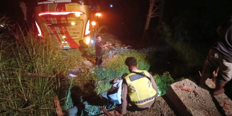 Bus Pulau Indah Terjun ke Sungai di Paser