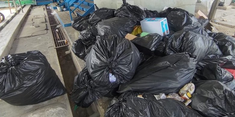 Penumpukan sampah di Pelabuhan Loktuan Bontang