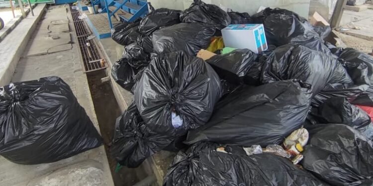 Tumpukan Sampah di Pelabuhan Loktuan Bontang