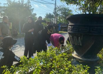 Wali Kota Bontang, Neni Moerniaeni, memimpin kegiatan pengecatan median jalan