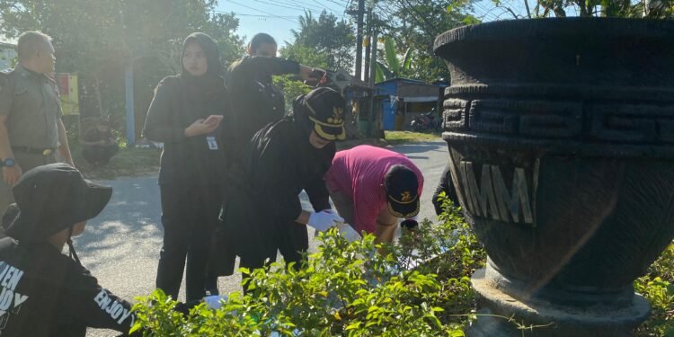 Wali Kota Bontang, Neni Moerniaeni, memimpin kegiatan pengecatan median jalan