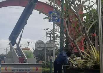 Dishub Bontang cek kabel di Tugu Selamat Datang