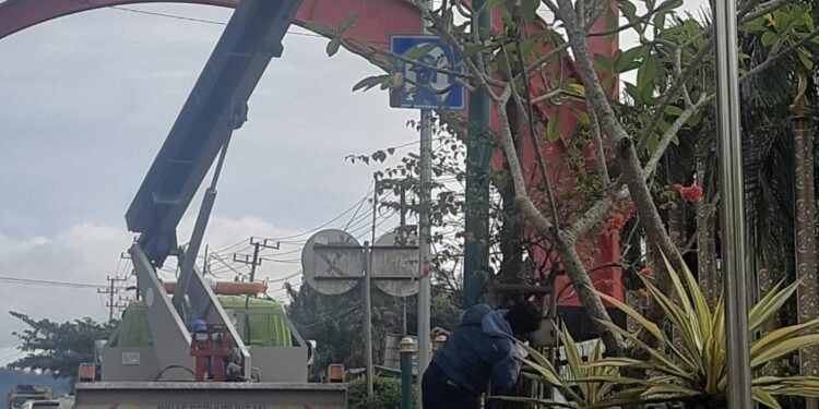 Dishub Bontang cek kabel di Tugu Selamat Datang