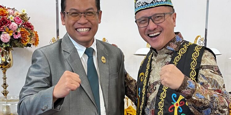 Waketum PERADI SAI Harry Ponto (kiri) dan Ngabidin Nurcahyo, Ketua Pembentukan Tim Gugus Tugas DPC PERADI SAI Bontang (kanan)