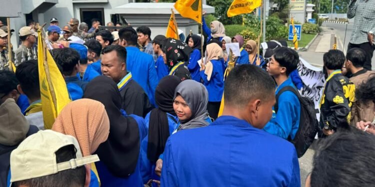 PMII Kaltim Geruduk Kantor Gubernur, Tuntut Penjelasan Soal Piutang Rp280 M