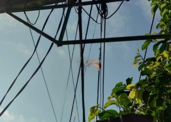 Percikan api dari kabel di depan Rumah Jalan Brigjen Katamso Bontang