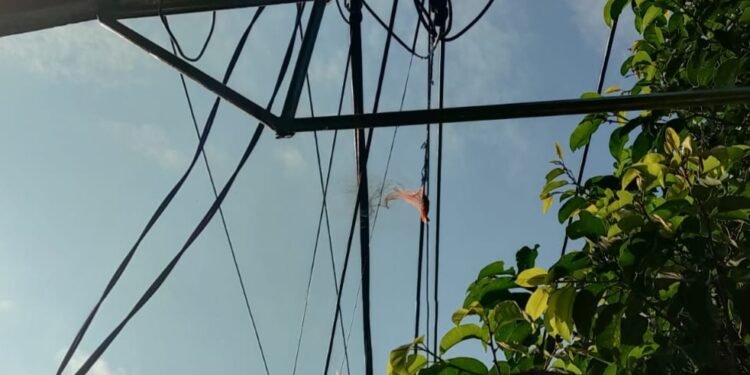 Percikan api dari kabel di depan Rumah Jalan Brigjen Katamso Bontang