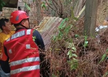 Sat Brimob Polda Kaltim Gerak Cepat Bantu Masyarakat Tangani Longsor. (Dok: Polda Kaltim)