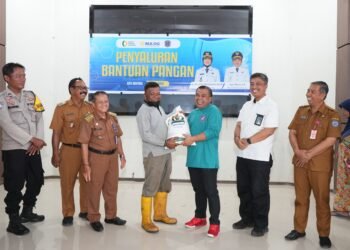 Wakil Wali Kota Bontang serahkan secara simbolis bantuan beras ke warga