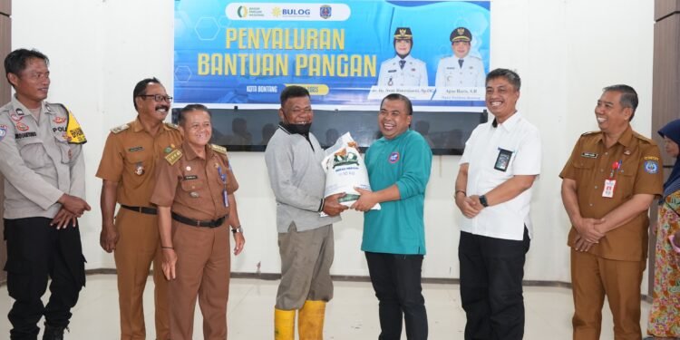 Wakil Wali Kota Bontang serahkan secara simbolis bantuan beras ke warga