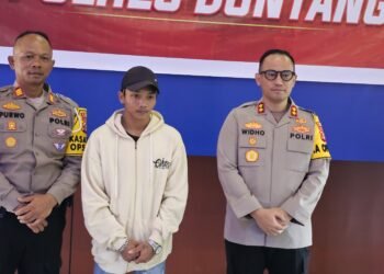 Kasat Lantas Polres Bontang, AKP Purwo, (kiri), Sopir mobil Albert, (tengah), Kapolres Bontang, AKBP Widho Anriano, (kanan)