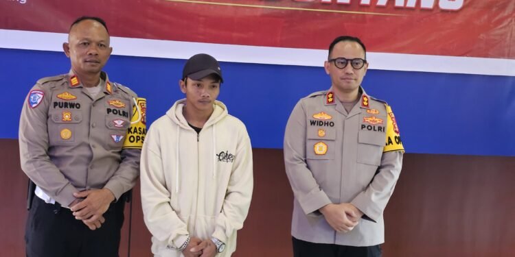 Kasat Lantas Polres Bontang, AKP Purwo, (kiri), Sopir mobil Albert, (tengah), Kapolres Bontang, AKBP Widho Anriano, (kanan)