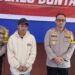 Kasat Lantas Polres Bontang, AKP Purwo, (kiri), Sopir mobil Albert, (tengah), Kapolres Bontang, AKBP Widho Anriano, (kanan)