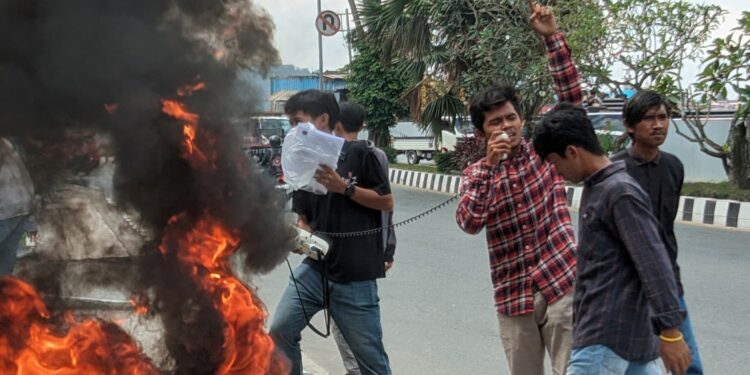 Mahasiswa AMAK Kaltim Geruduk Kantor Gubernur