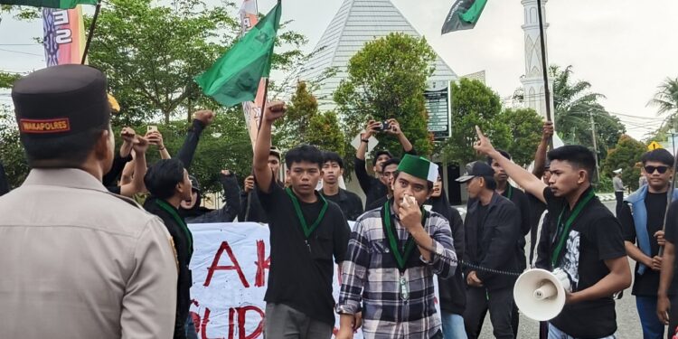Kader HMI Kutim Unjuk Rasa di Polres Kutim