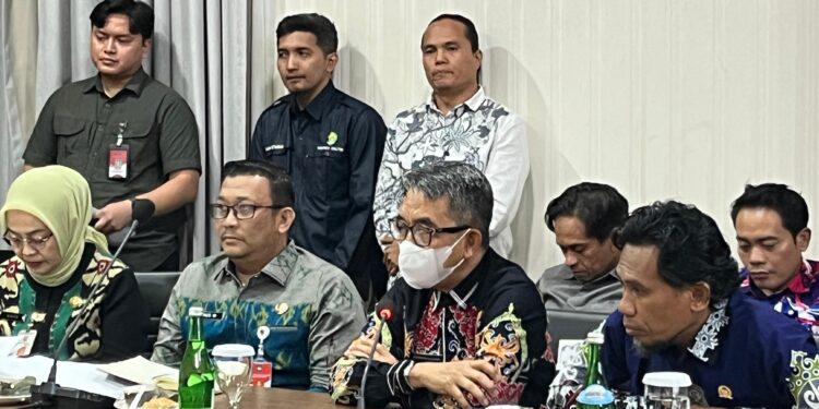 Bupati Kutim Ardiansyah Sulaiman dan Ketua DPRD Kutim saat hadiri mediasi terkait Kampung Sidrap