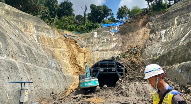 Bagian luar pembangunan terowongan di Kota Samarinda kena longsor