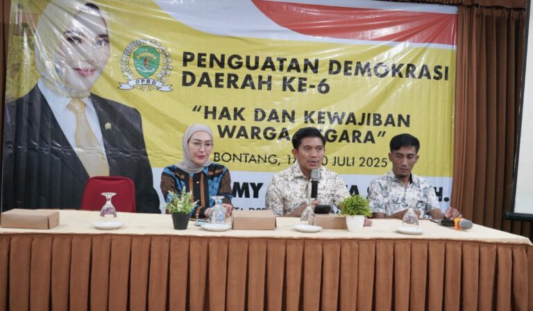 Legislator Kalimantan Timur (Kaltim) Shemmy Permata Sari menggelar sosialisasi penguatan demokrasi daerah di Kota Bontang,