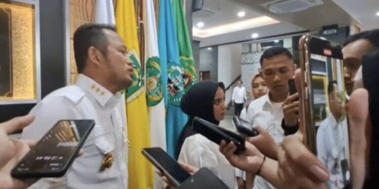 Suasana wawancara cegat di kantor Gubernur Kaltim pada Senin (21/7/2025) saat wartawan mendapatkan intervensi oleh salah satu asisten pribadi Gubernur Kaltim, Rudy Mas’ud (dok: Ali/katakaltim)