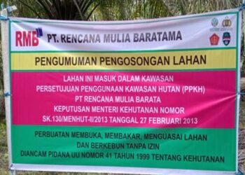 Perusahaan memasang spanduk besar di tengah kebun sawit