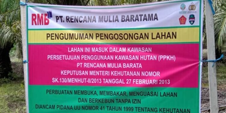 Perusahaan memasang spanduk besar di tengah kebun sawit
