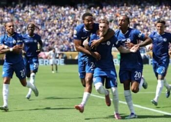 Cole Palmer rayakan golnya bersama pemain Chelsea