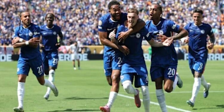 Cole Palmer rayakan golnya bersama pemain Chelsea