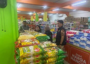 Jajaran Polres Bontang dan DKP3 Sidak Beras Oplosan di Pasar Taman Rawa Indah