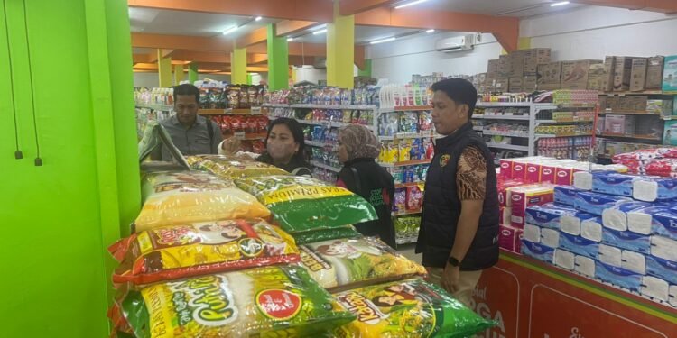Jajaran Polres Bontang dan DKP3 Sidak Beras Oplosan di Pasar Taman Rawa Indah