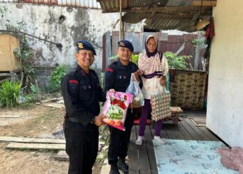 Jumat Berkah, Sat Brimob Polda Kaltim Bagikan Paket Sembako kepada Masyarakat
