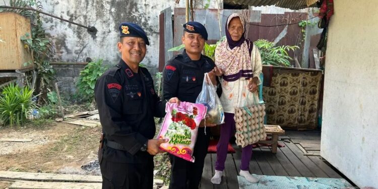 Jumat Berkah, Sat Brimob Polda Kaltim Bagikan Paket Sembako kepada Masyarakat