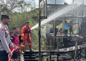 Anggota Polsek Sebulu Kukar, warga dan pihak Damakar lakukan padamkan api di lokasi kebakaran