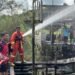 Anggota Polsek Sebulu Kukar, warga dan pihak Damakar lakukan padamkan api di lokasi kebakaran