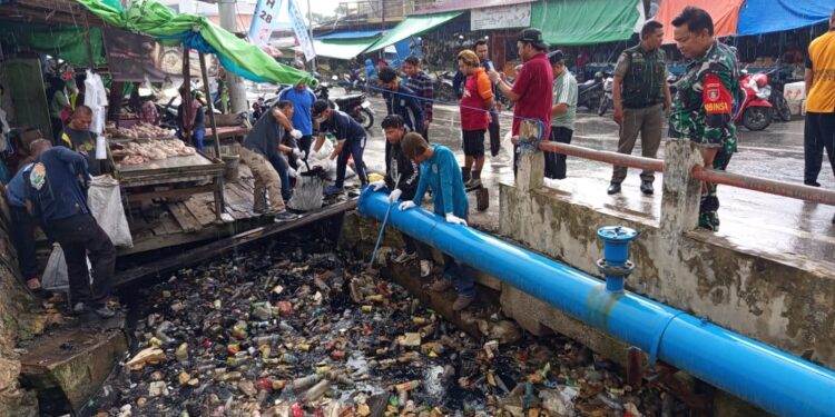 Pemkot Bontang dan Babinsa Kelurahan dan warga gotong royong bersihkan samapah di parit