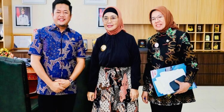 Ketua Kadin Bontang, Amriadi (kiri), Wali Kota Bontang Neni Moerniaeni (tengah) dan Sekda Bontang Aji Erlynawati (kanan)