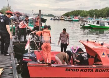 Evakuasi korban kebakaran kapal di Pulau Beras Basah yang dilakukan bersama tim terpadu yang terdiri dari BPBD, masyarakat, Polairud, TNI, dan PSC