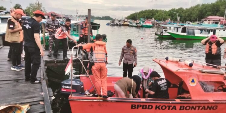 Evakuasi korban kebakaran kapal di Pulau Beras Basah yang dilakukan bersama tim terpadu yang terdiri dari BPBD, masyarakat, Polairud, TNI, dan PSC