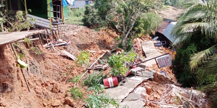 Abrasi Sungai Mahakam di Kutai Barat, Tiga Rumah dan Satu Langgar Ambruk