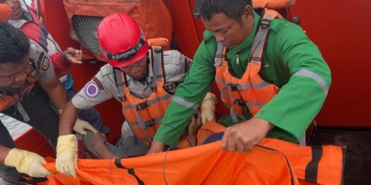 Tim BPBD Evakuasi Jasad Nelayan Ditemukan di Perairan Tanjung Laut Indah Bontang
