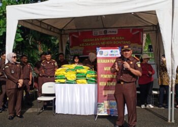 Kepala Kejari Bontang, Philipus Siahaan saat membuka Bazar Sembako murah