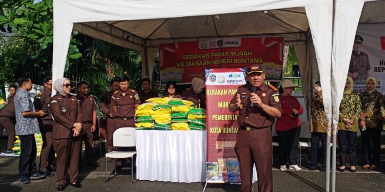 Kepala Kejari Bontang, Philipus Siahaan saat membuka Bazar Sembako murah