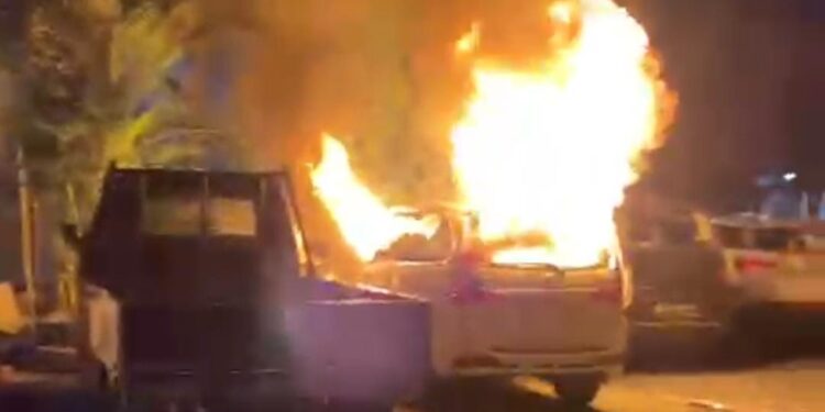 Mobil terbakar dihalaman Gedung DPRD Kota Makassar