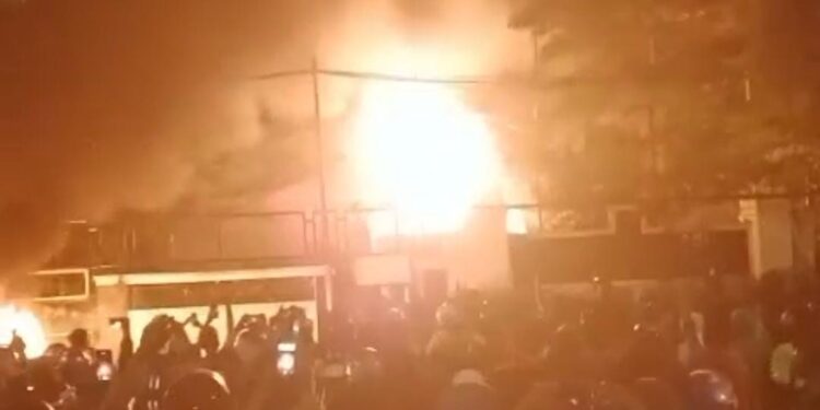 Gedung DPRD dibakar Massa, Sumber: ist