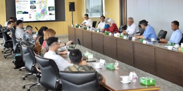 Otorita Ibu Kota Nusantara (IKN) menerima kunjungan Artha Graha Network untuk membahas potensi investasi