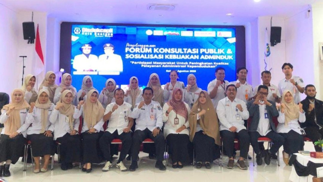 Foto bersama jajaran staf Dinas Dugcapil Bontang usai kegiatan Forum Konsultasi Publik dan Sosialisasi Kebijakan Adminduk 2025 yang digelar di Pendopo Rumah Jabatan Wali Kota pada Rabu pagi (6/8/2025)