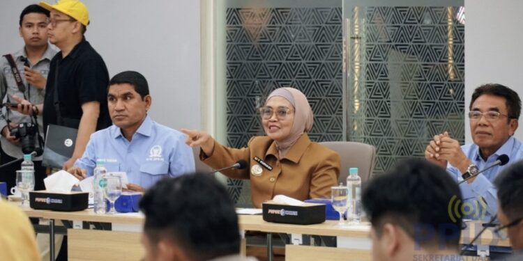 Wakil Ketua Komisi IV DPR RI, Ahmad Yohan, (kanan), Wali Kota Bontang Neni Moerniaeni (tengah) dan Wakil Ketua Komisi IV DPR RI Fraksi Golkar, Panggah Susanto (kiri) melakukan Kuker ke PT Pupuk Kalimantan Timur (PKT)