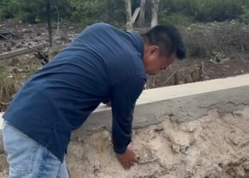 Baharuddin Demmu Temukan Dugaan Penggunaan Air Asin di Proyek Jalan Semangko-Kersik (Scrinsut Facebook Baharuddin Demmu)