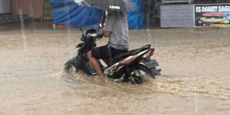 Kondisi air tergenang di Jalan HM Ardan, Kelurahan Satimpo. (Dok: Istagram @cicitasik89)
