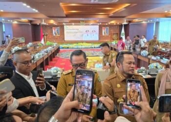 Gubernur Kaltim Rudy Mas'ud dan Wakil Gubernur, Seno Aji, saat diwawancara wartawan